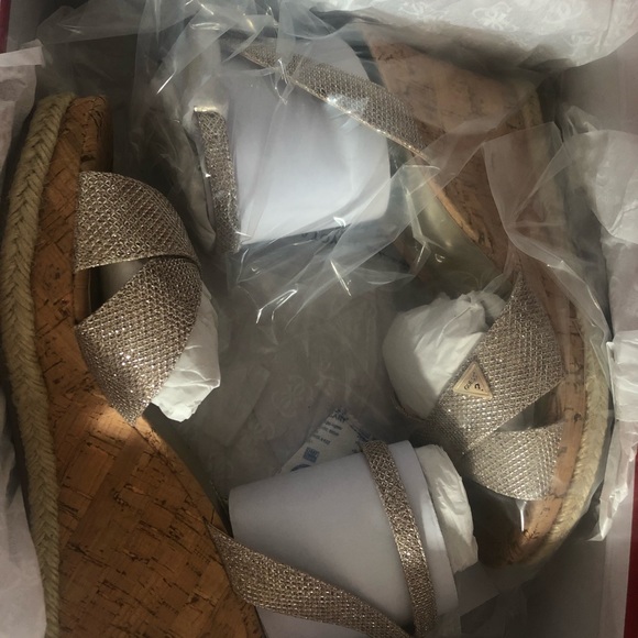 New Guess Shimmery Wedges - Picture 2 of 3